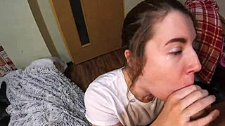 Follar duro baboso destroza su garganta con brutal facefucking hasta que llora. ahogándose en cada embestida.