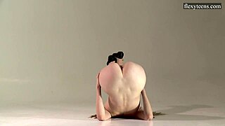 Wow, schau dir Sofia Zhiraf an, die dünne sexy Blondine Flexyteen 18+ zeigt ihre Moves!