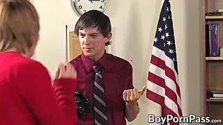 التوينك الأشقر المتحمس أتلانتا غراي يمص زب عملاق في مشهد حار