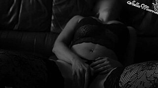 Cici MILF vadul a dildóval, orgazmus szexi fehérneműben és harisnyában!