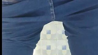 Kamera Tersembunyi Tangkap Ann Latina Mature di Kamar Mandi dengan Golden Shower