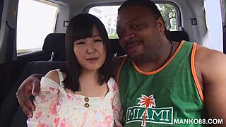 Veliki črni kurac dominira skromno Japonko v mešani sesalni seansi.