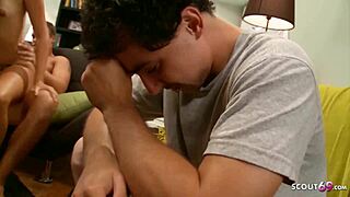 زوج خائن يشاهد زوجته الزنجبيل تركب زب عملاق