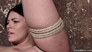 브루넷이 개그되고 바운드돼, 인텐스 백벤드 본디지 세션