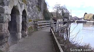 Неверна британска milf Lady Sonia разкрива огромните си гърди. Предателството й шокира всички в тази гореща сцена.