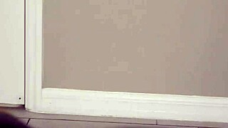 Mama vitregă îl prinde pe fiu cu chiloți și îl face să ejaculeze repede