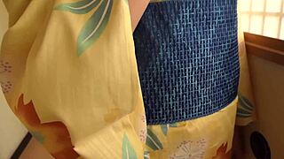 부끄러운 코코미 아사토가 투명 온천 여행에서 감정 드러내