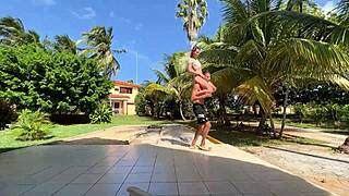 Nézd meg ezt a Youtube sörpong strip játékot mini bikini szépséggel!