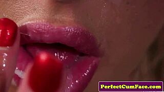 Stortuttad tjej, dra ut det smutsiga ansiktsspettet nu!