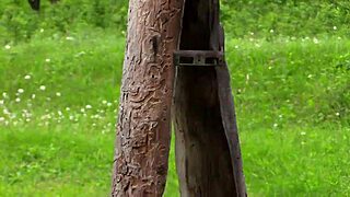 Voyeur chytí dve zrelé lesby pri natáčaní vonkajšieho fetišového porna