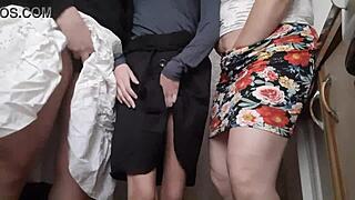 Șase orgasme sălbatice sub fustă cu fete în extaz