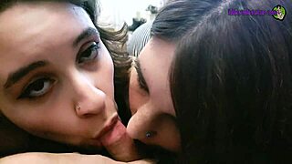 Betrapt terwijl ze met echtgenoot speelt tijdens diner bij Paige Steele, zij doet mee voor hapje Clip 1