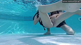 미니 망가 물속 유럽 씬에서 자지 빨고 타