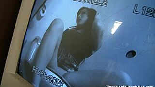 Hed tøs suger stor pik gennem badeværelses glory hole