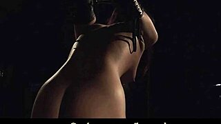 Brunetka s roubíkem v ústech v kůži snáší tvrdý bondážový trest. její tělo dostává neúprosný šuk