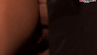 Миниатюрная брюнетка 18+ дразнит анал в тесных нейлоновых чулках