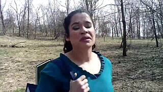 הליכה ציבורית עם זרע הופכת לתצוגת בושה על הפנים ברחובות. חובבנית עגלגלה מכוסה בזרע מבולגן.