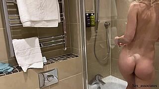 स्टेपमदर और बेटा टाइट होटल बेड शेयर करते हैं