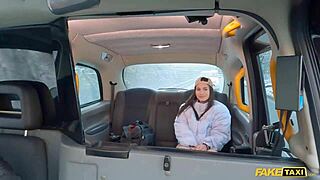 Fake-taksi elokuvavirkailija tekee höyryävän seksivideon kuljettajan kanssa
