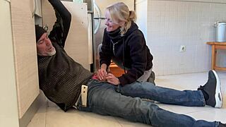 Гореща жена смуче водопроводчик в кухнята с финал на сперма!