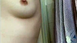 Hei, katso tätä karvaista amatööri tyttöä polttamassa kahta sikaria!