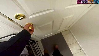 Wow, naboen borer utro kone bøjet over med massiv pik og creampier hende!