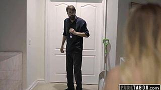 प्योर टैबू डैड स्टेप-डॉटर को मॉन्स्टर कॉक एक्शन से सेक्स में मैनिपुलेट करता है