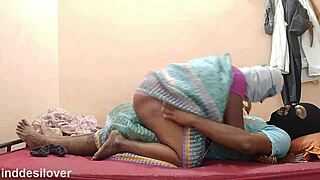 Hintli Çift Çiftlikte Komşu Oğlanla Yaramazlaşıyor