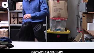 Amilia Onyx πιάστηκε να κρύβει τα αγαθά στον σφιχτό κώλο!