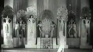 Vintage-showgirls houkuttelevat retro-stripteaseilla ja luonnollisilla titeillä