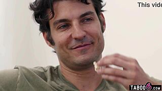 Ei, colega de quarto viciou a milf negra Nicole Kitt em assistir pornô!