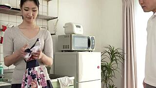 亚洲出轨喷水猛内射和手交动作