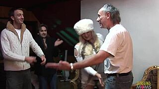 Nonna milf bionda gode gangbang selvaggio con twist maliziosi