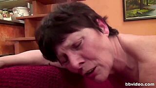 Курвистая европейская бабушка нагнулась для дикого рака в классической немецкой сцене