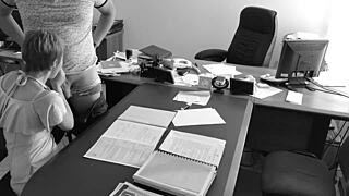 Patron küçük sekreteri ofis masasında sert vuruyor. Gizli kamera ham eylemi yakalıyor.