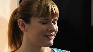 Heiße 18+ Babe wärmt sich mit Küssen auf vor intensivem Rollenspiel-Sex