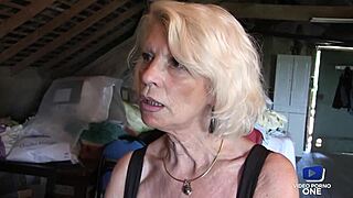 La cougar regarde son homme baiser la femme de ménage