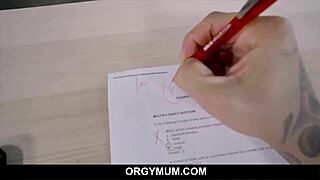 Pastorko buši sočnu MILF pičku svoje maćehe žestoko od pozadi za kremasti nagradu