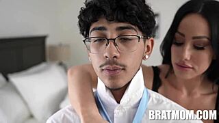 Mačeha Jennifer White v črni obleki