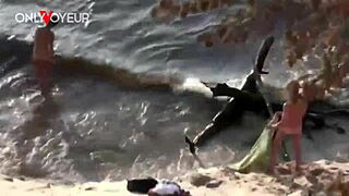 jo, pozri túto horúcu tínedžerku 18+, ako ju kladivujú na plážnom piesku