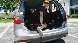 Exhibitionista feleség villantja rózsaszín seggdugóját nyilvánosan