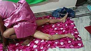 Indiase huisvrouw wordt vies met vriend van echtgenoot in slaapkamer