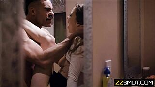 La cameriera giovane attira il capo sposato in una relazione proibita in ufficio