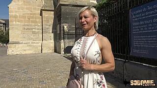 kim, milf coquine et pulpeuse, se fait baiser le cul dur ! oh la la !