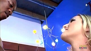 Nagy mellű szőke milf zabálja és lovagolja a nagy fekete farkat