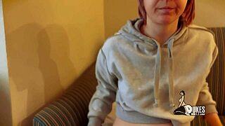 Νέα σε καραντίνα δεσποινίς Jackie γαμάει την μεγάλη κούκλα σεξ του ημιμαθού μπαμπά