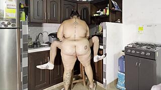 Моя соседка помогает мне на ночь и кончает диким сексом с сиськами. Она стонет громко в догги!