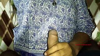 Krásna indická vysokoškoláčka dostáva svoju tesnú pičku tvrdý šukanie učiteľom v drsnej skupinovej akcii. Jej malé 18+ prsia poskakujú pri každom náraze.