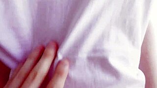 Prijateljičina pastorka drgne tesno deviško pičko po spermi