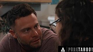 ליאנה לאבינגס התמימה מזוינת על ידי משפחת החורגים המעוותת